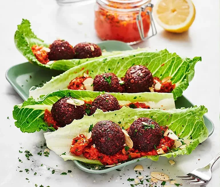 Rödbetsfalafel med mandelajvar
