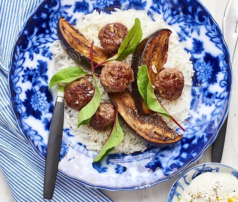 Rostad aubergine med köttbullar och citronyoghurt