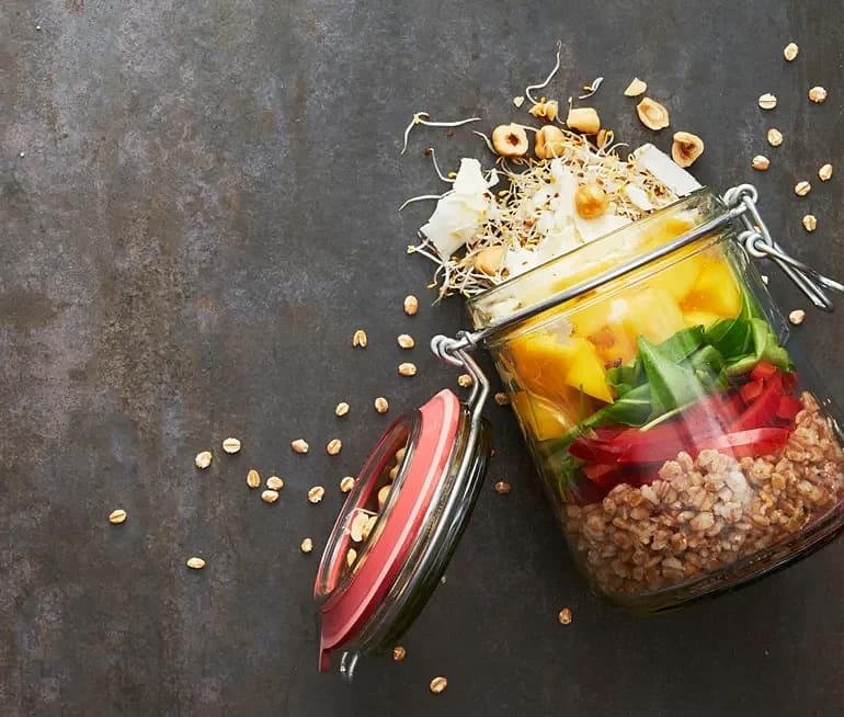 Shake salad med matvete, mango och halloumi
