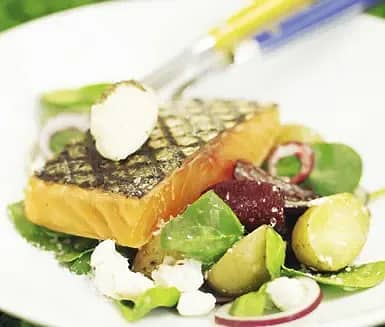 Halstrad gravlax med chèvresallad, rödbetor och kronärtskockskräm