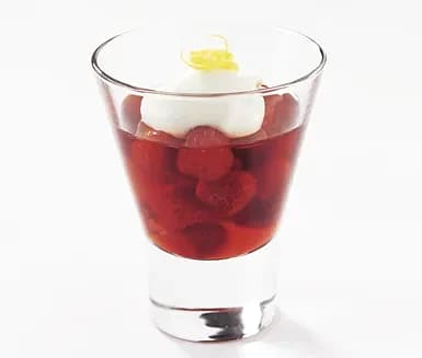 Hallondessert med krämig topp