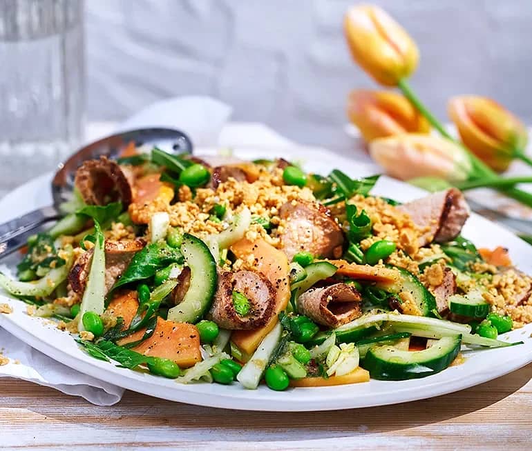 Sallad med strimlad fläskytterfilé, papaya, lime, mynta och jordnötter
