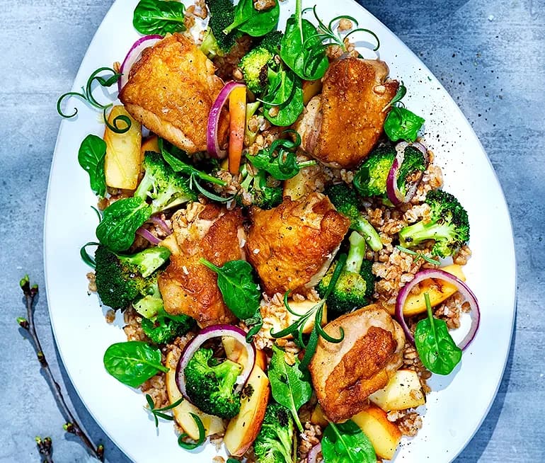 Rosmarinstekta kycklinglårfiléer med äppelcidersås och broccolisallad