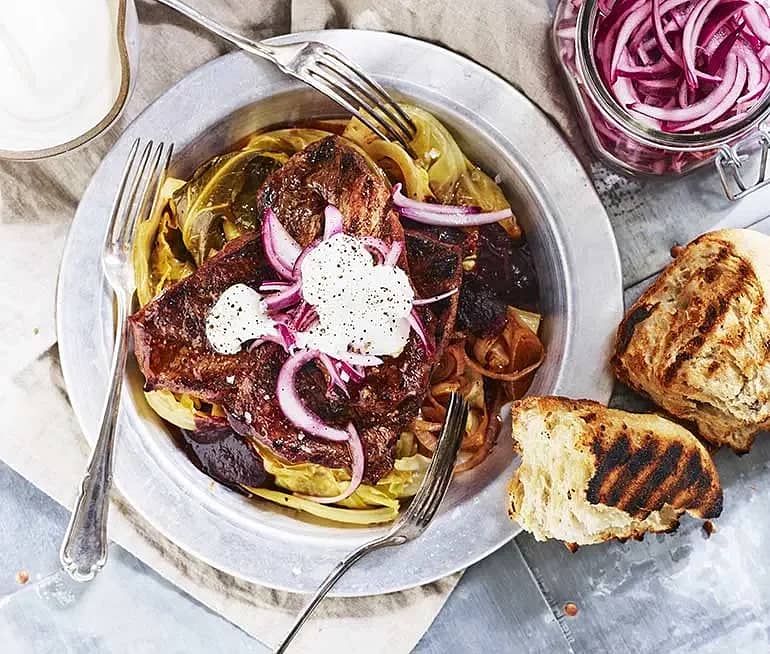 Luffarbiff med BBQ-kål och limesyrad lök