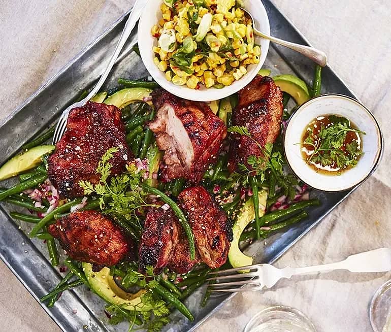 Grillade revbenspjäll med majssalsa och avokadosallad