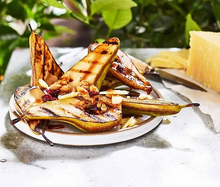 Grillat päron med lagrad ost och tranbärshonung