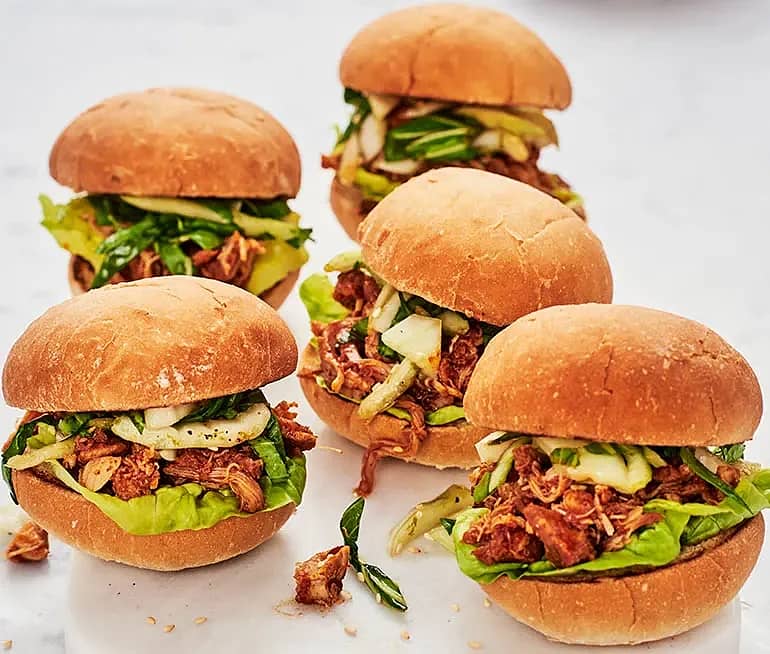 Pulled chicken sliders med sojamarinerad pak choi