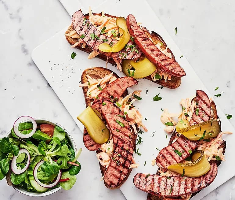 Macka med kryddkorv och råkostsallad