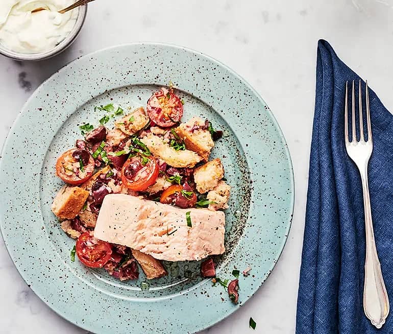 Panzanella med inkokt lax och tzatziki