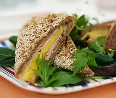 Dubbelmacka med skinka och ananas