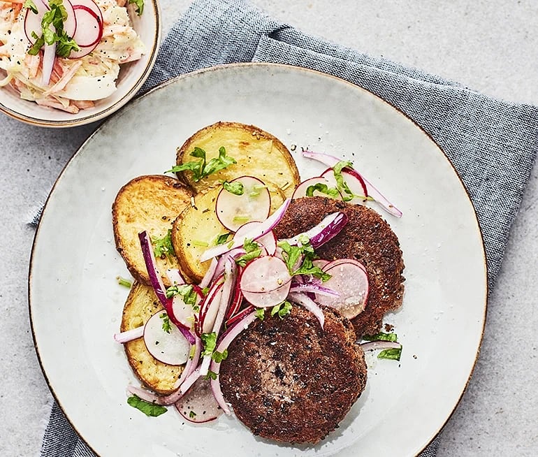 Bönbiffar och krämig kålsallad med pepparrot-image
