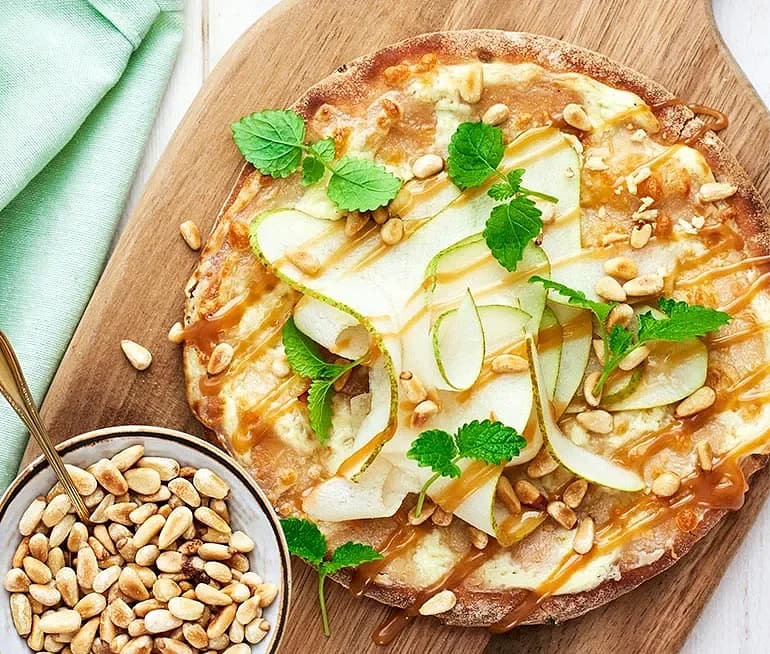 Päronpizza med kolasås och pinjenötter