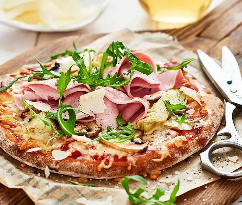 Pizza med kronärtskocka, champinjoner och skinka