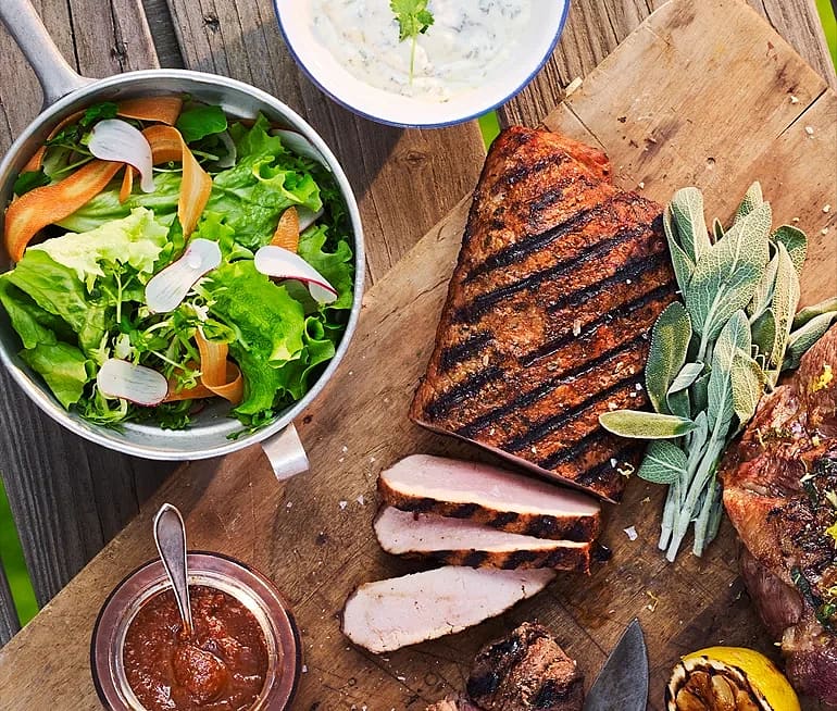Grillplanka med bbq-sås och lime- och koriandercrème