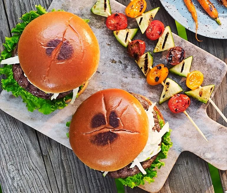 Hamburgare med krämig äppelsallad, tomat- och gurkspett