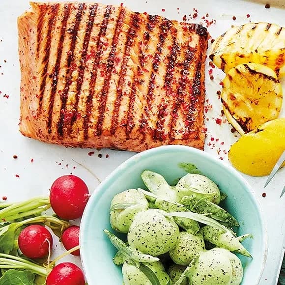 Sockersaltad rosélax och potatissallad med örtig yoghurtdressing