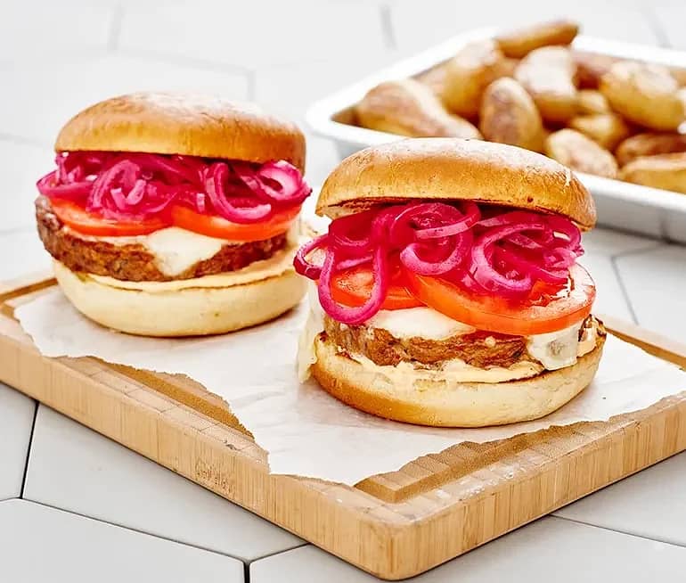 Champinjonburgare med mozzarella och picklad rödlök