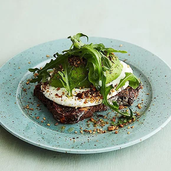 Rågmacka med fetaostcrème, avokado och dukkah