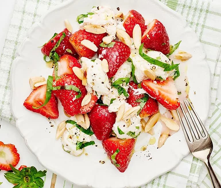 Mozzarella med jordgubbar, basilika och rostad mandel
