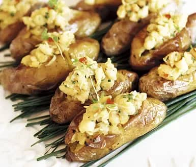 Potatis med het räksallad