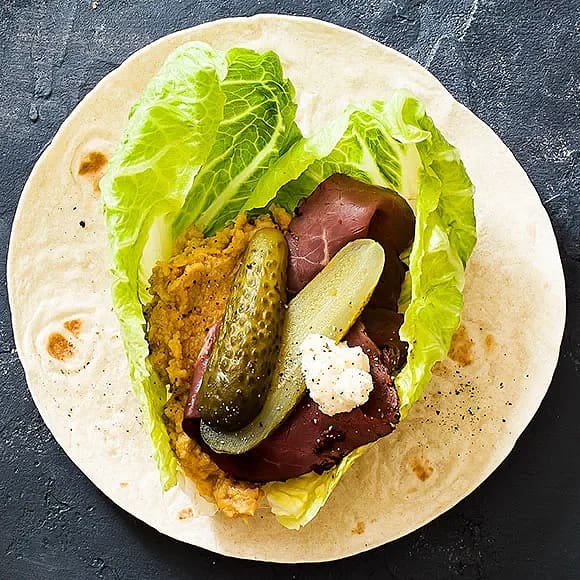 Rostbiffwrap med hummus och saltgurka