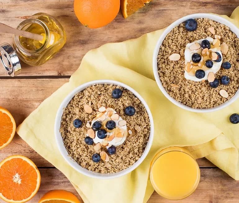 Quinoa med blåbär och mandlar