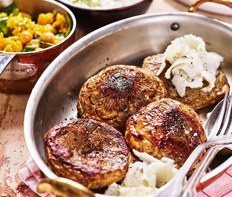 Rostade kronärtskocksbottnar med hyvlad halloumi och kryddris