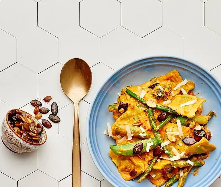 Ricotta- och spenatravioli i paprikasås med grönsaker