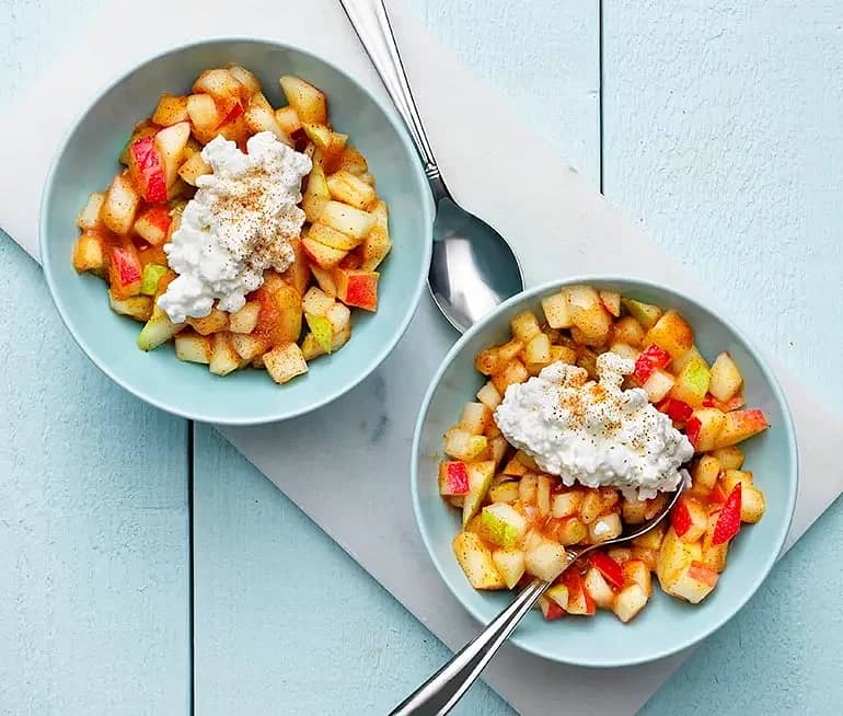 Äppel- och päronsallad med cottage cheese