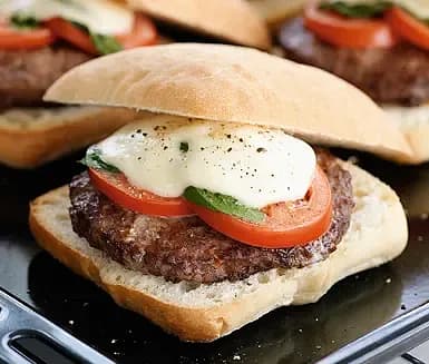 Mozzarellahamburgare med tomater