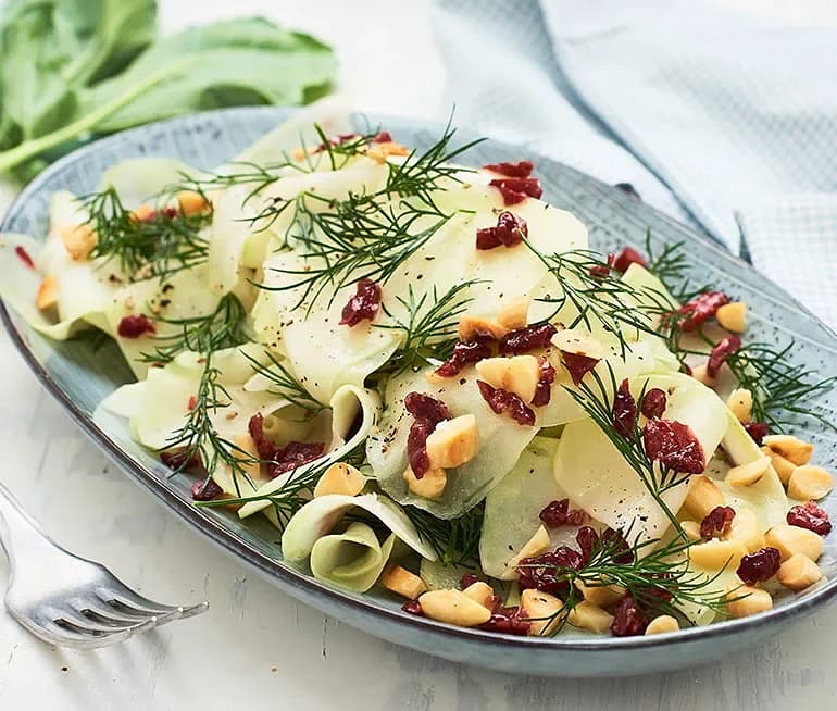 Råhyvlad kålrabbi med lime, tranbär och dill