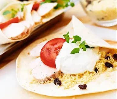 Wrap med kyckling, couscous och vitlökskvarg