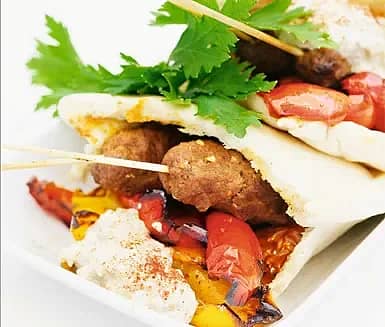 Kebabspett i pitabröd med rostad paprika och auberginedip