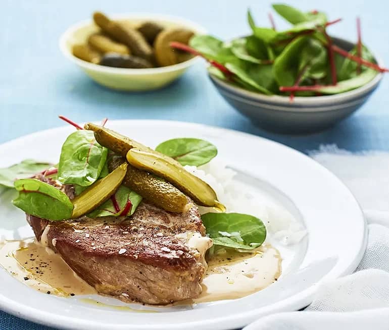 Karré i gräddsås med cornichoner