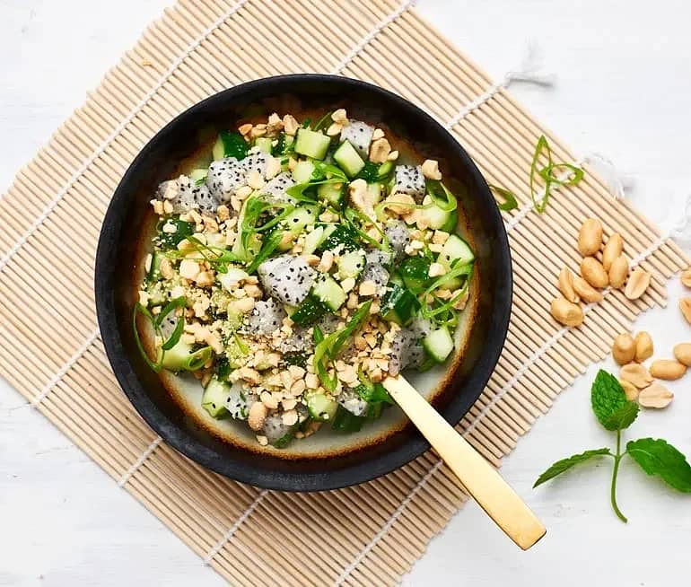 Sallad med drakfrukt, gurka, mynta  och jordnötter