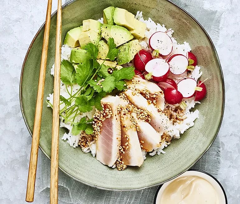 Poké bowl med marinerad tonfisk och sojamajonnäs