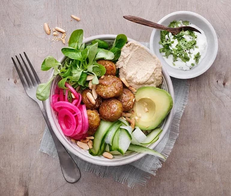 Falafelbowl med korianderyoghurt