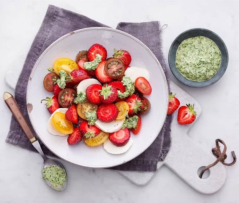 Basilikapesto med mozzarella och jordgubbar
