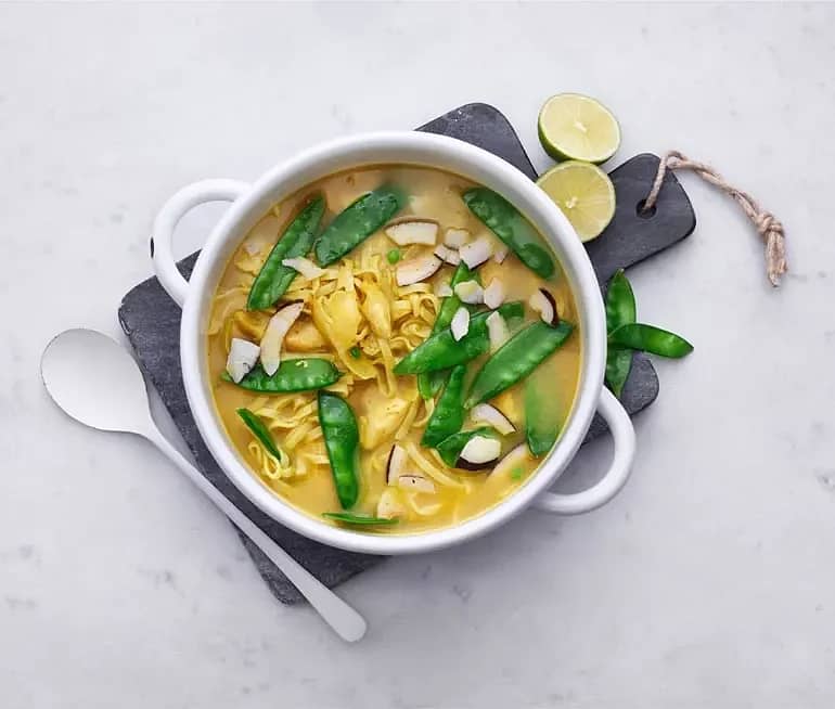 Kycklingfilé i currybuljong med sockerärter och nudlar