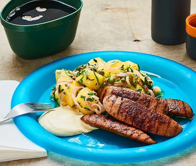 Kryddkorvar med senapscrème fraiche och potatissallad