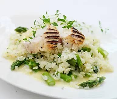 Sparrisrisotto med prästost och grillad kycklingfilé