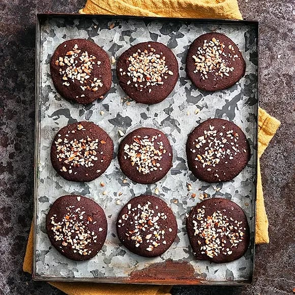 Chokladiga cookies på svarta bönor