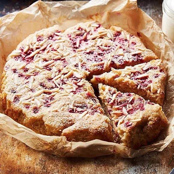 Saftig kaka med mandel och bär