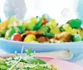 Tomatsallad med spenat och pasta i örtolja