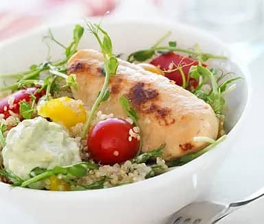 Quornfilé med quinoasallad och avokadoyoghurt