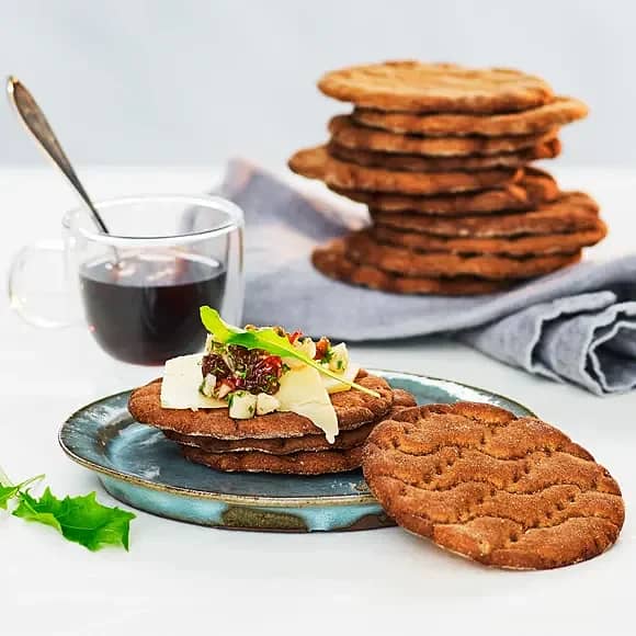 Kanelknäcke med cheddar och russin- & mandelchutney