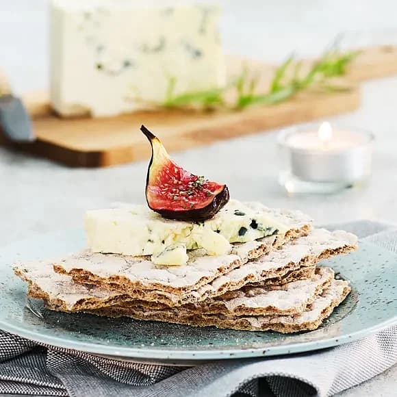 Delikatessknäcke med ädelost och ugnsbakat fikon