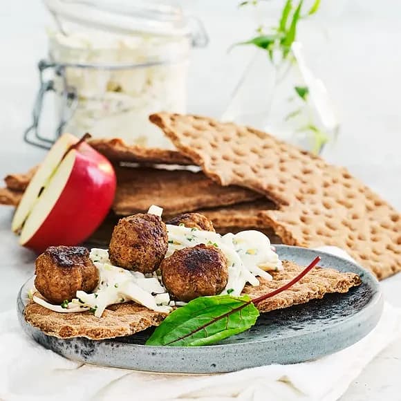 Köttbullar på knäcke med krämig rotsellerisallad