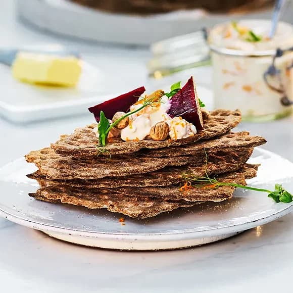 Surdeg gourmet med mandarin-cottage cheese, betor och rostade mandlar