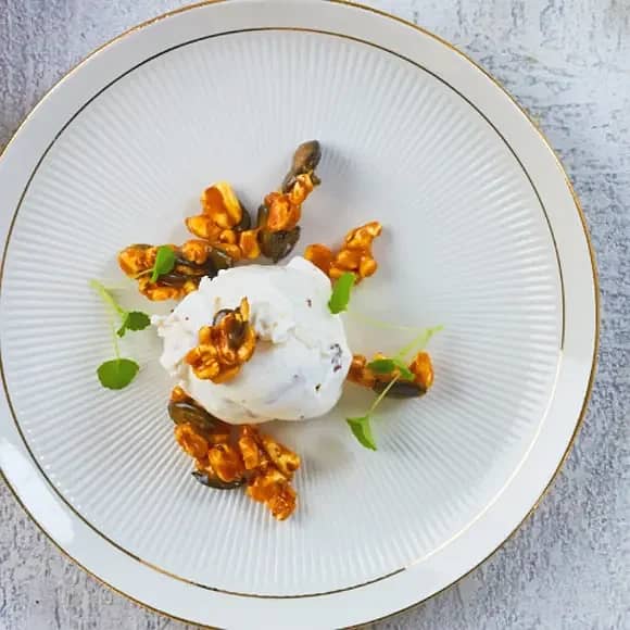 Glassdessert med salt-karamelliserade dinkelpuffar och pumpafrön